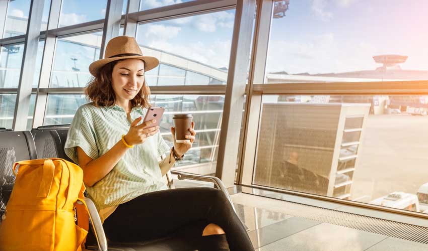 expedia agence femme sur portable aeroport