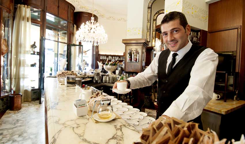 italie pas cher barman au comptoir d'un cafe