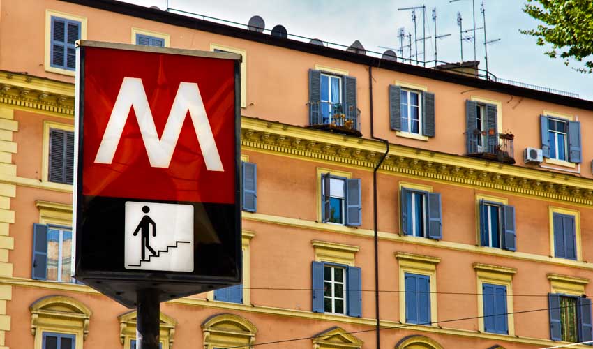 italie pas cher panneau metro rome avec batiments colores en fond