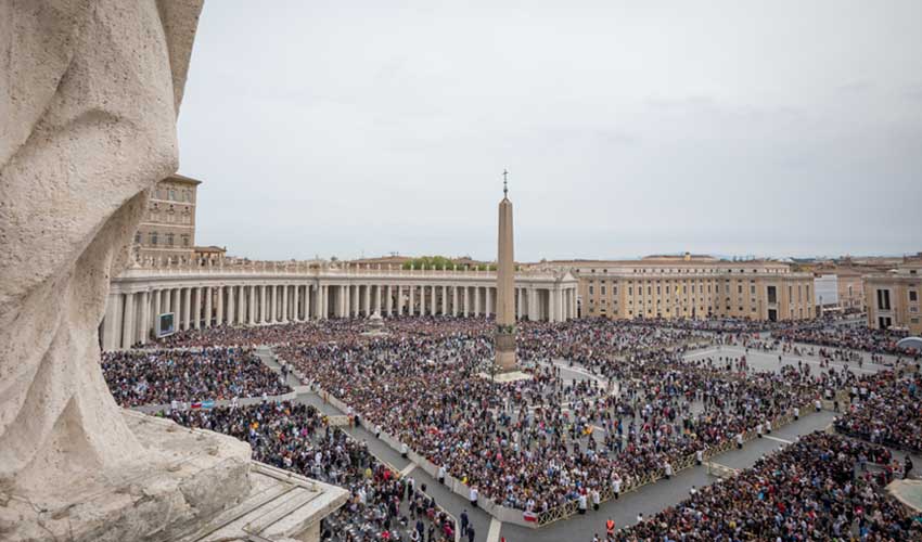 italie pas cher rassemblement sur la place du vatican pour la fete de paques