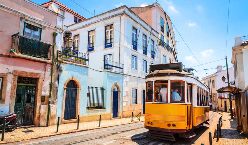 portugal a faire lisbonne tram jaune