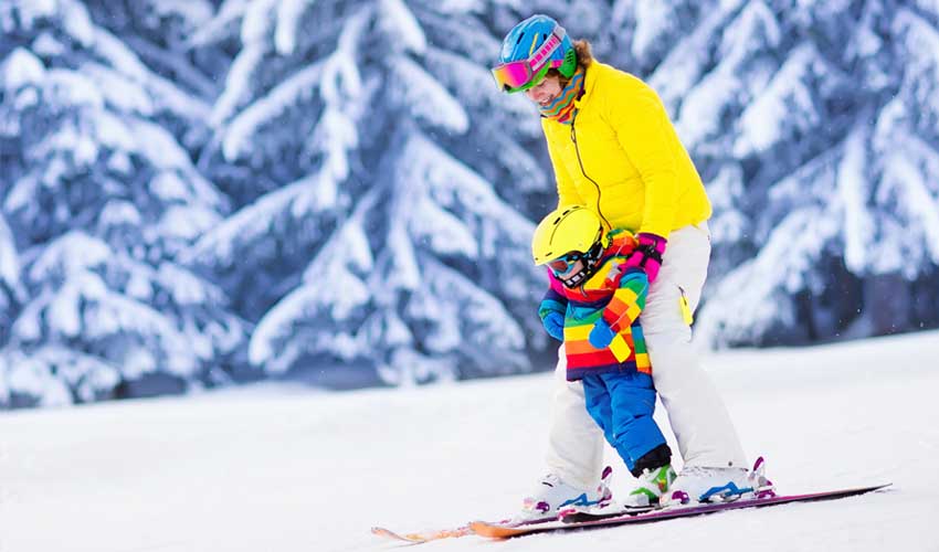 travelski services assurances mere et fils en train de skier en securité