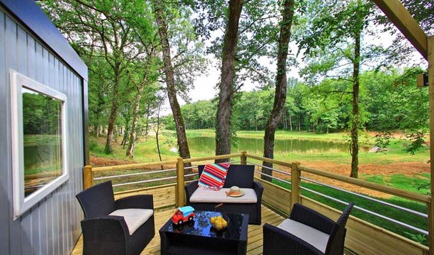 homair mobil home premium camping saint avit loisirs terrasse d'un mobil home premium