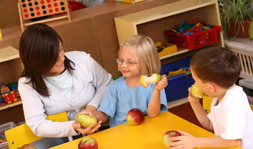 Le club enfant de Jumbo avec des petits en sécurité