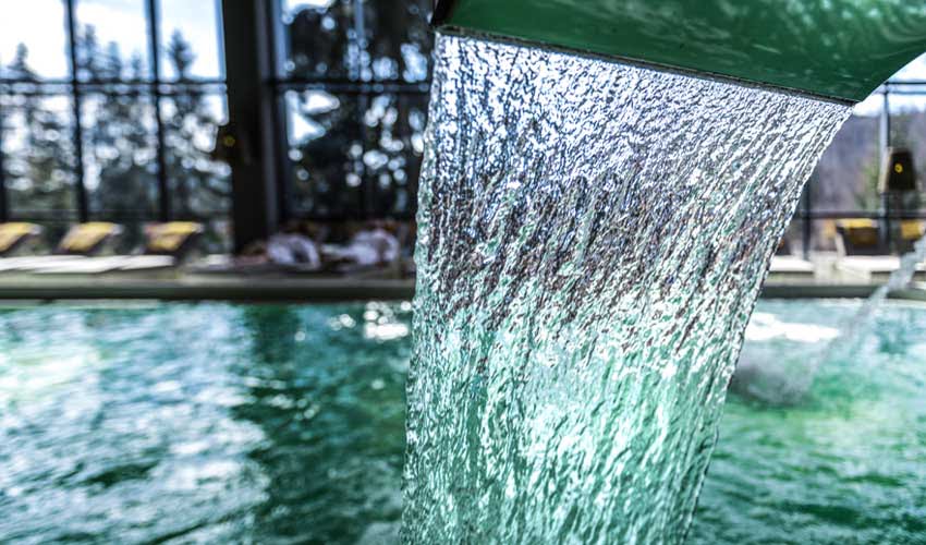 vacances lagrange residences spa l'ecrin du badet piscine et jets d'eau