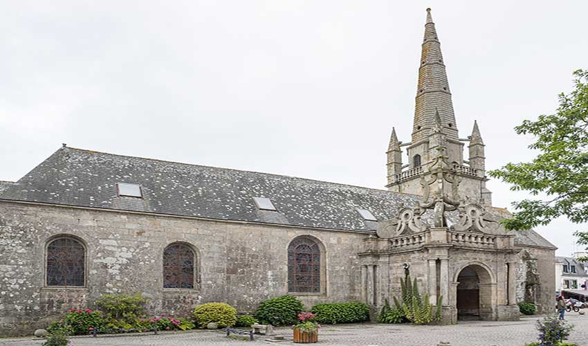 L’église de Saint-Cornély, sur la Place de l’Église à Carnac 