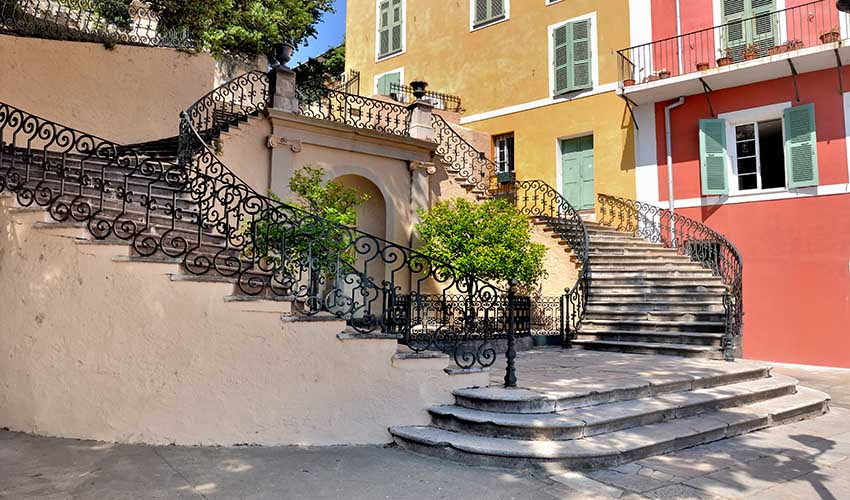Des escaliers au milieu des immeubles colorés de Bastia