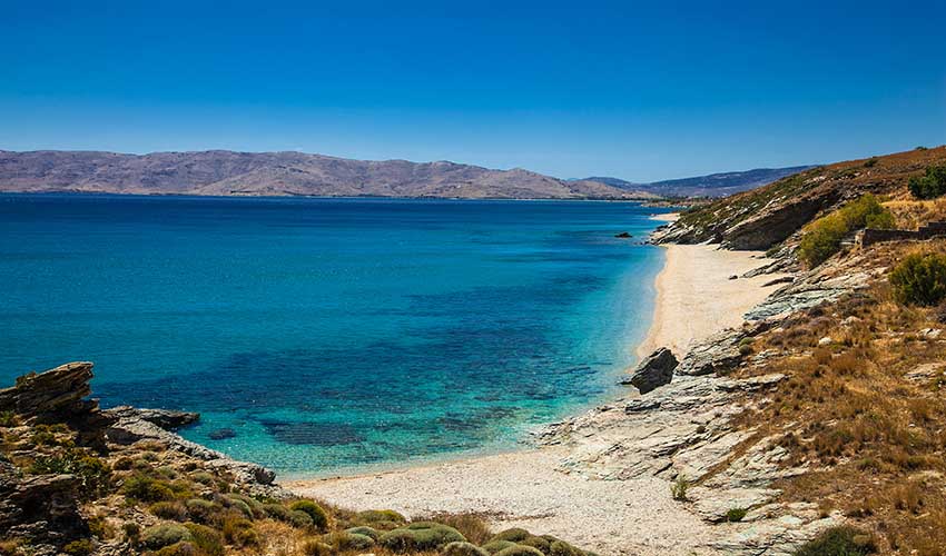 La plage de la ville cotière de Karystos