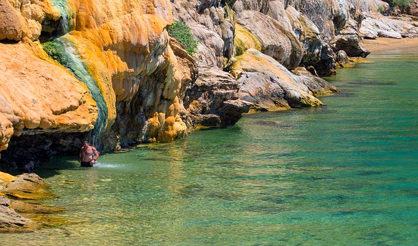 Prendre un bain dans les eaux sulfureuses de Loutra Édipsou Prendre un bain dans les eaux sulfureuses de Loutra Édipsou