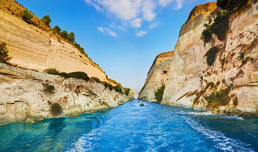 Faire une croisière sur le canal de Corinthe