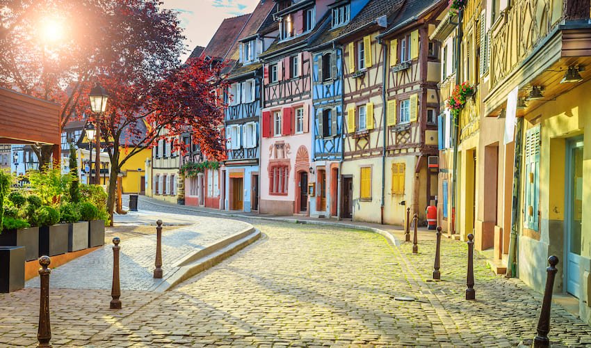 De superbes façades colorées ornées dans le quartier médiéval la Petite Venise à Colmar, Alsace.