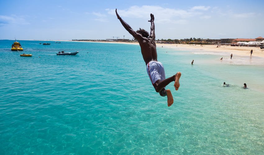 Baignade au large d'un club vacances de lîle de Sal, Cap-Vert 