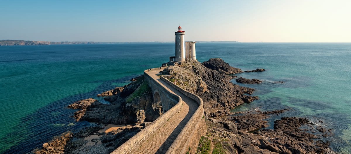 Phare en Bretagne, véritable symbole d'une région tournée vers la mer.