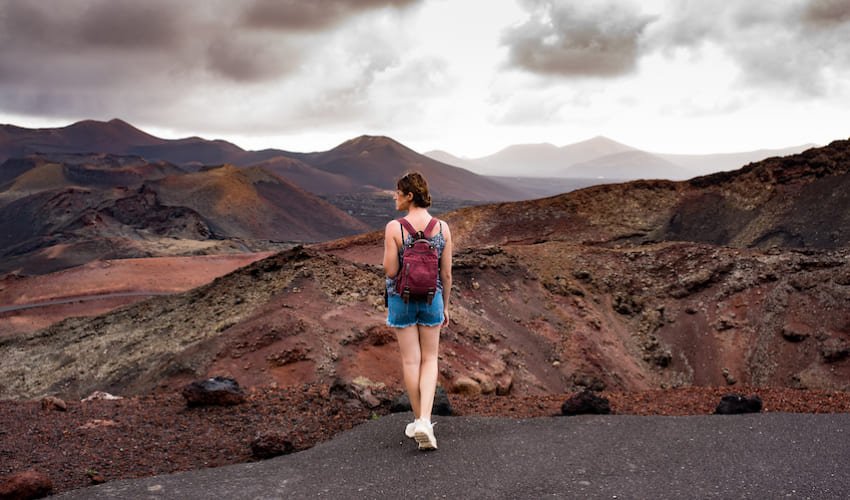 Une randonneuse admire le paysage volcanique sur l'île de Lanzarote.