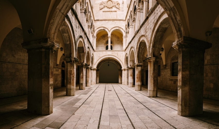 Cour intérieure du palais Stronza, un incontournable d'une visite de Dubrovnik.