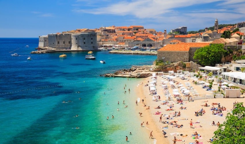 Plage d'un club vacances de Dubrovnik avec vue sur la vieille ville et son port.