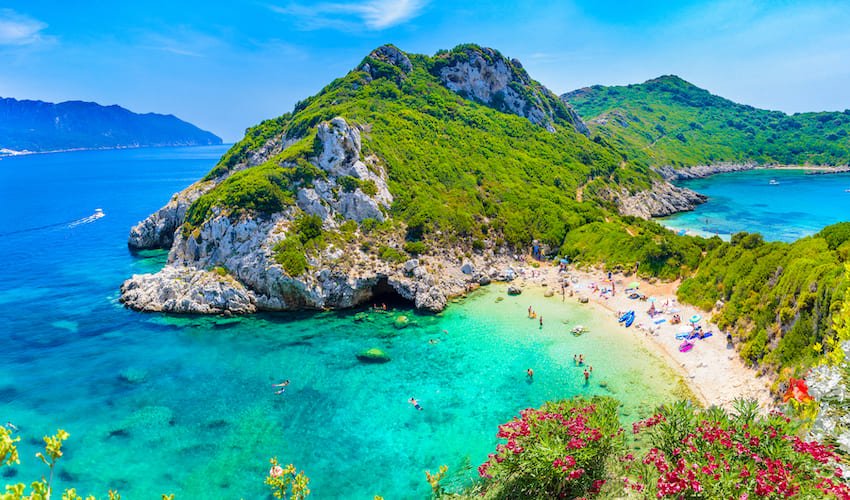 Plage sur l'île de Corfou, une destination de rêve pour un séjour en club de vacances en Grèce.