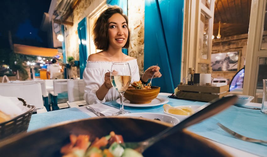 Jeune femme dégustant un repas traditionnel grec