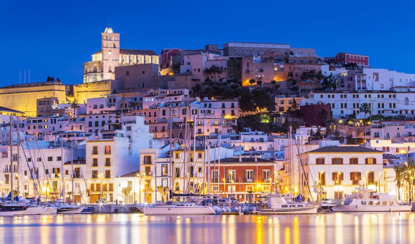 La citadelle de Dalt Vila à Ibiza la nuit.