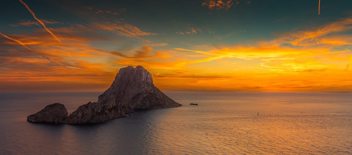 Coucher de soleil à Ibiza, l'île festive à la nature sauvage.