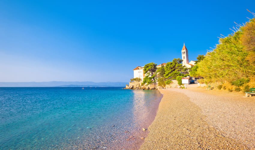 Monastère bordant une plage de l'île de Brac en Croatie.