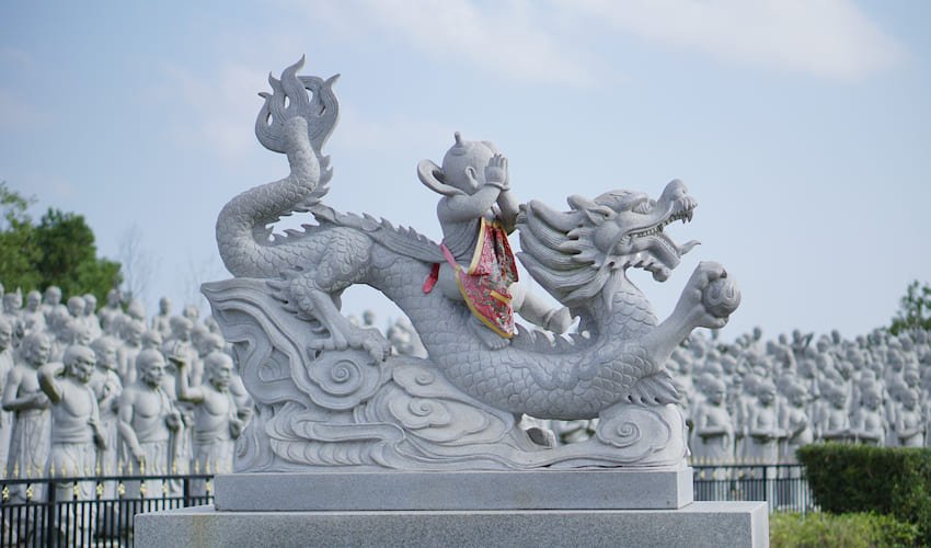 Sculpture de dragon et de personnages au temple Bodhisattva Vihara Ksitigarbha/