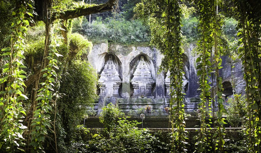 La jungle indonésienne s'ouvre sur les statues sculptées dans la pierre du site de Gunung Kawi