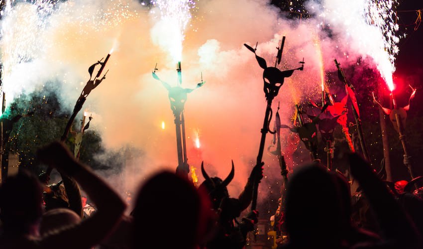 Des personnes paradent en costumes démoniques lors de la Gran Nit del Foc du festival Sant Bartomeu de Sóller.