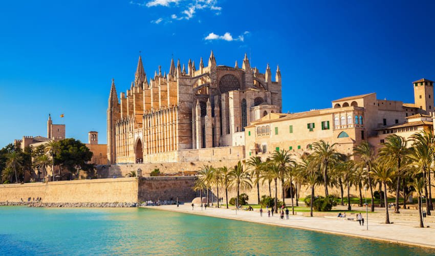 La Cathédrale Santa Maria et la promenade le long de la Méditerranée à Palma de Majorque.