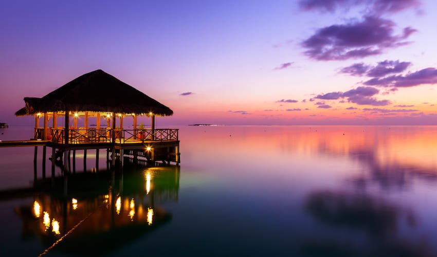 Bar sur piloti, le spot idéal pour admirer un coucher de soleil sur l'Océan indien.