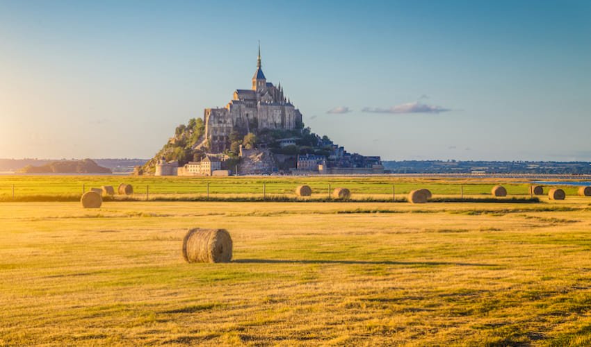 Le Mont Saint-Michel et sa baie, une visite immanquable lors d'une séjour en club vacances en Normandie.