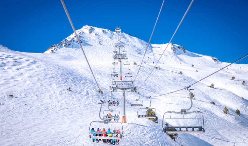 Des skieurs prennent un télésiège dans la station de Grandvalira à Andorre.