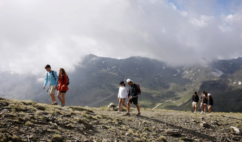 Randonnée en famille dans le parc national des Pyrénées.