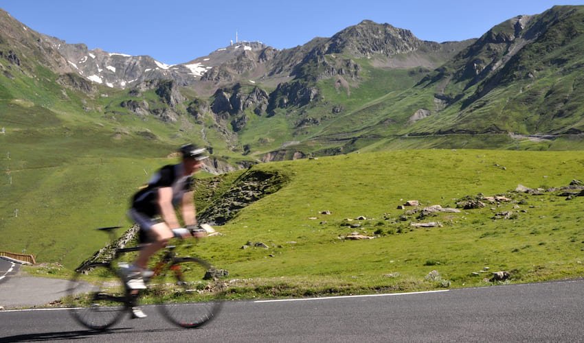 Un cycliste gravit le mythique col du Tourmalet dans les Pyrénées françaises.