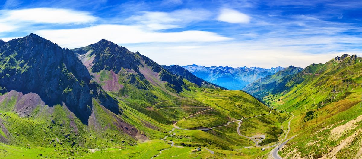 Panorama sur les sommets des Pyrénées en été 