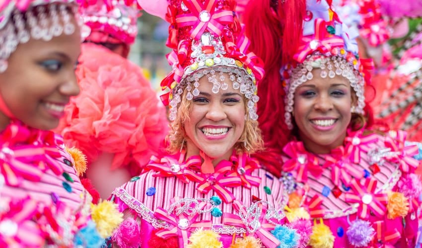 Trois jeunes femmes participent au carnaval de Saint Domingue