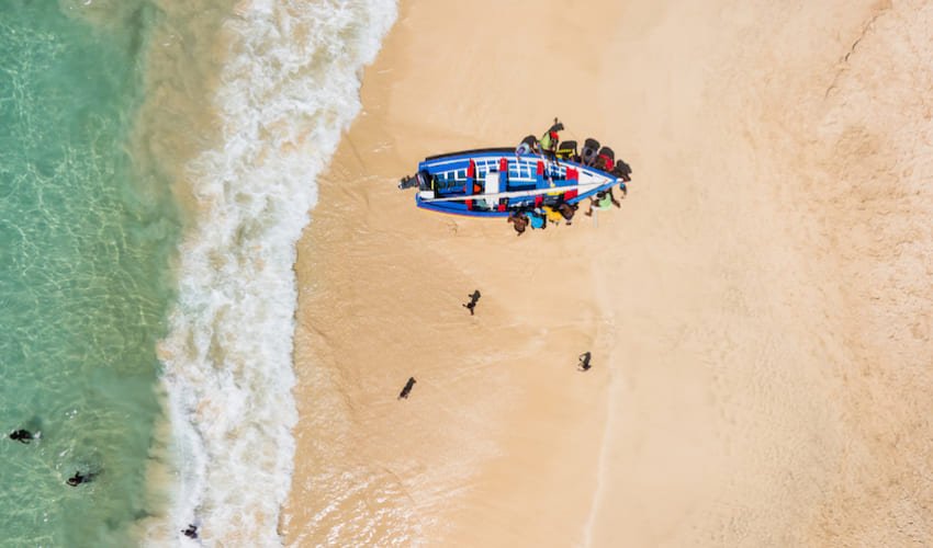 Photo aérienne de pêcheurs sur la plage de Santa-Maria.