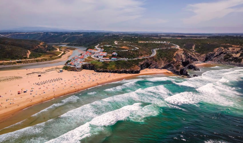 Les vagues viennent frapper la plage d'Odeceixe en Algarve.