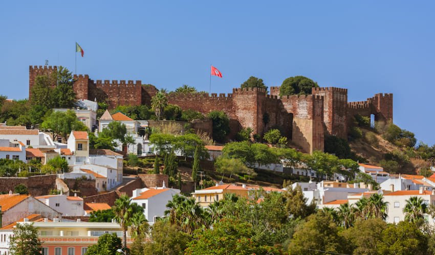 La forteresse Maure domine la ville de Silves.