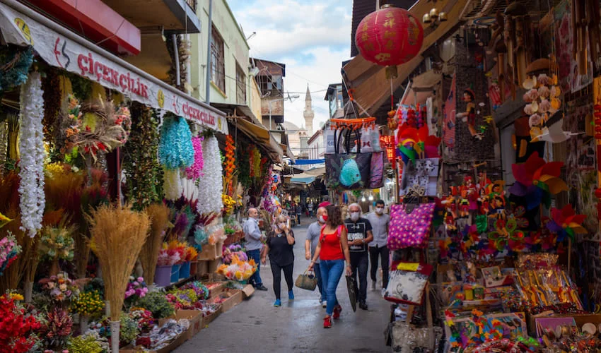 Des personnes font leurs courses dans le bazar de Kemeralti.