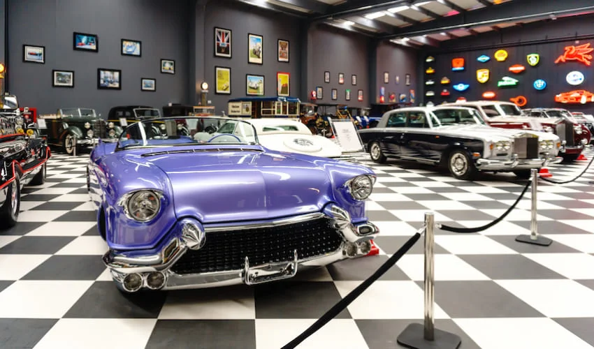 Une vieille voiture américaine violette au Musée Key.