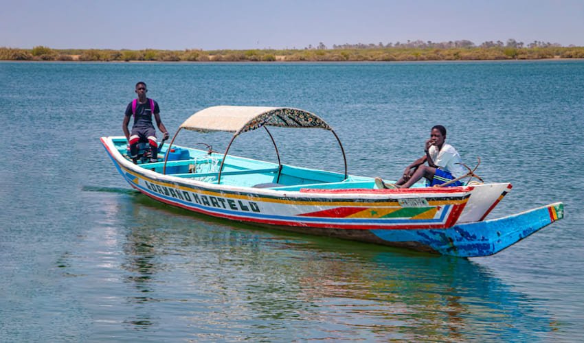 Bâteau coloré de transport de touristes sur la rivière Somone.