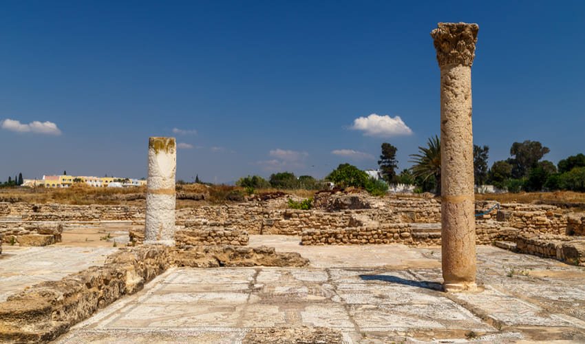 Deux colonnes se dressent dans les vestiges de la cité romaine de Pupput, Hammamet, Tunisie.
