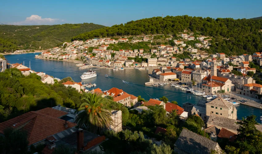 Vue sur le village de Pucisca, ile de Brac, Croatie.