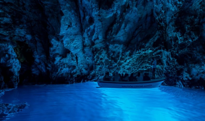 La grotte bleue sur l’îlot de Bisevo