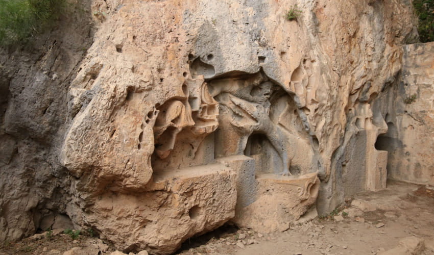 Entrée sculptée de la grotte du Dragon de Murvica.