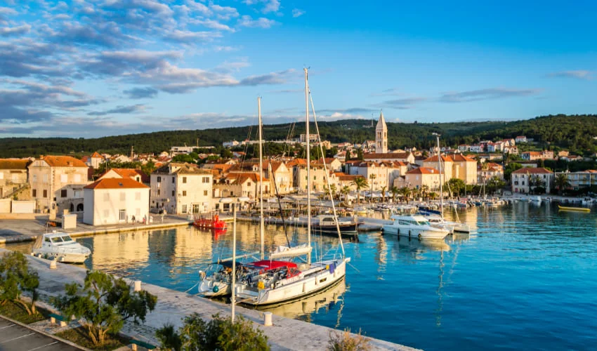 Port de Supetar, la principale ville de l'île croate de Braç.