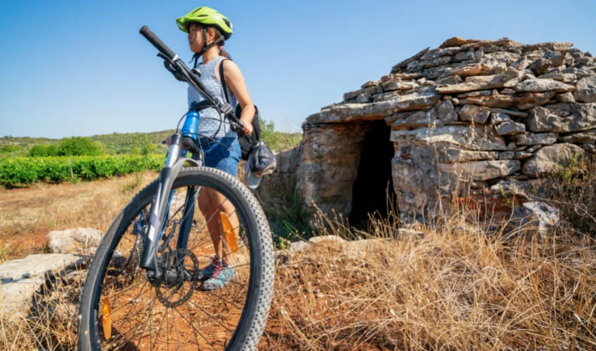 Un jeune fille découvre l'île de Hvar lors d'un randonnée familiale à vélo.