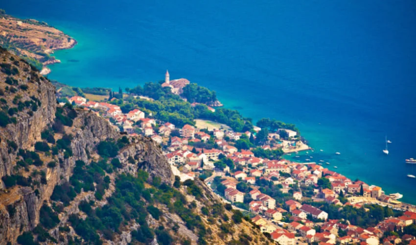 Vue du sommet du Vidova Gora sur Bol et la mer adriatique .