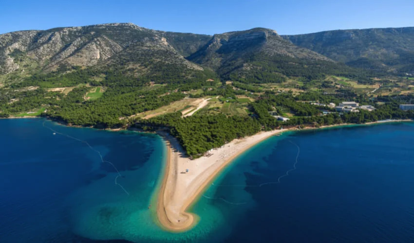 Celèbre plage de Zlatni Rat à Bol.